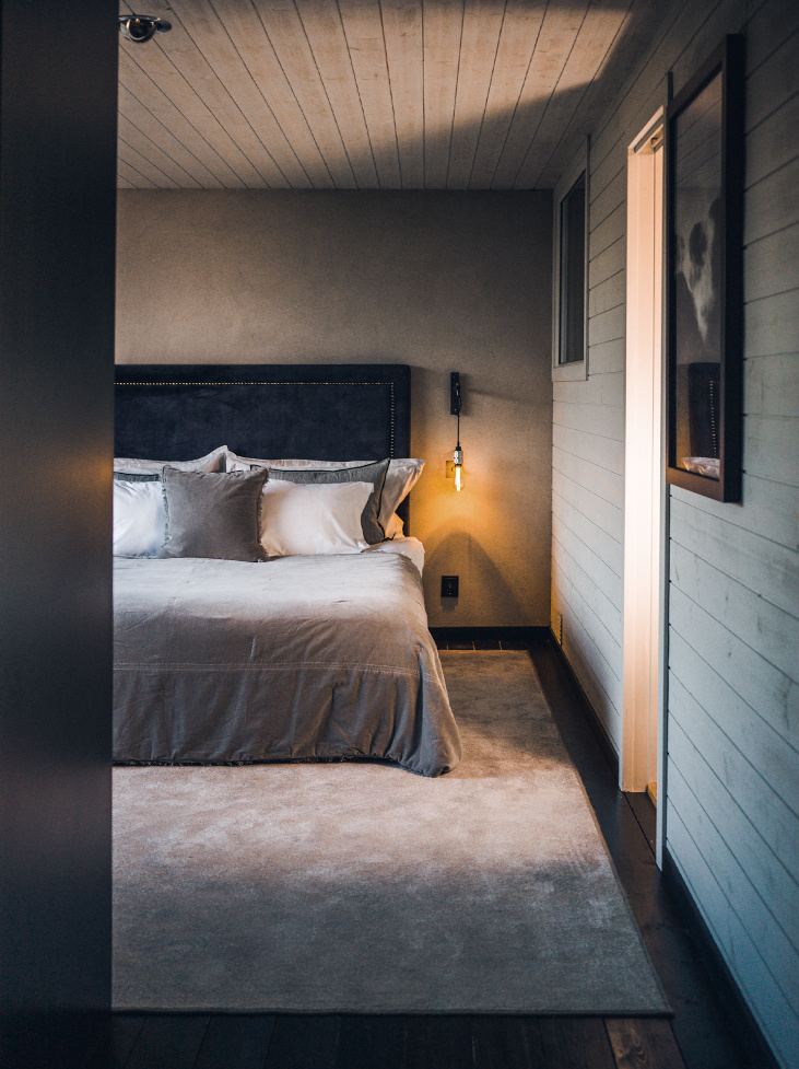 Spirit of the Nomad lyxigt överkast i sammet, linne i färgen Stone Greige