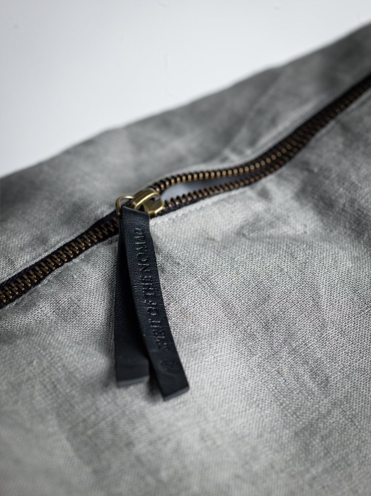 Spirit of the Nomad  exklusivt kuddfodral i 100% linne - Stone Greige