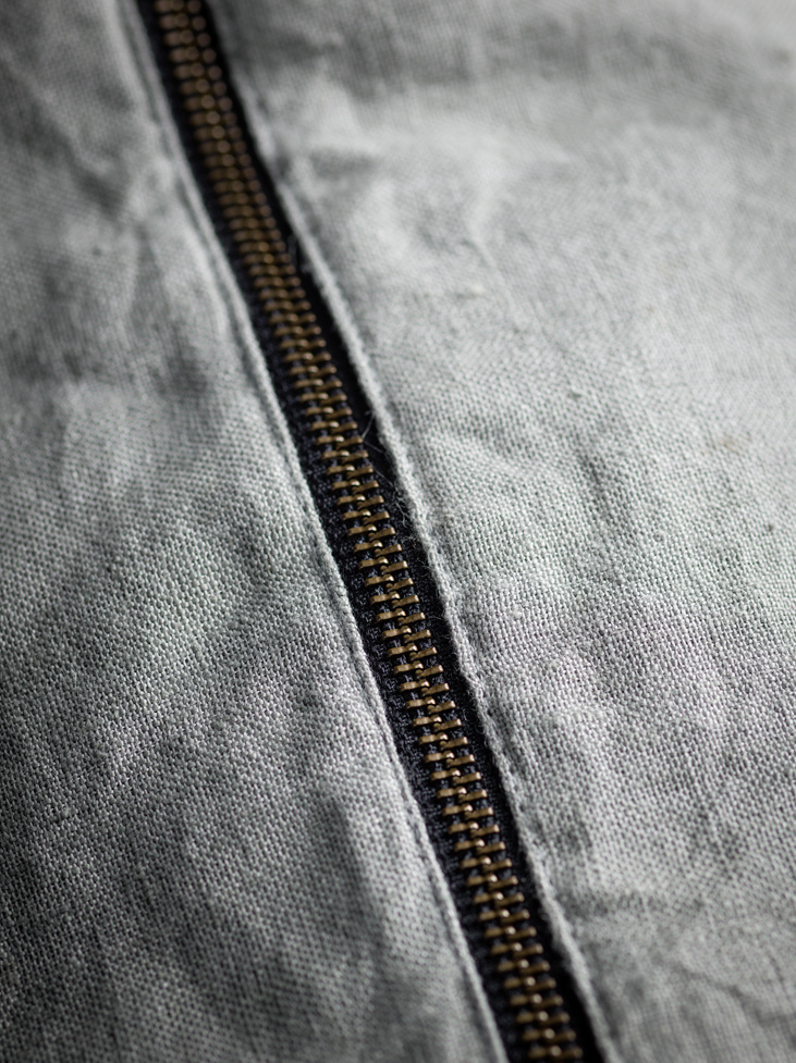 Spirit of the Nomad  exklusivt kuddfodral i 100% linne - Stone Greige