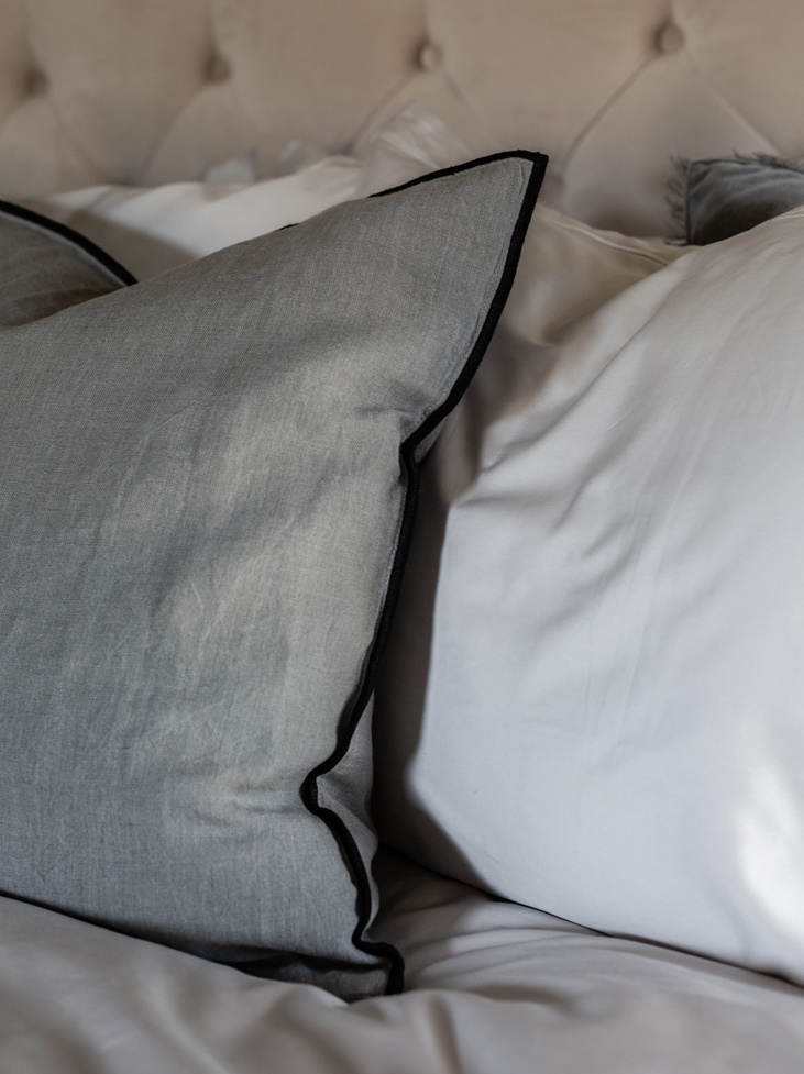 Spirit of the Nomad  exklusivt kuddfodral i 100% linne - Stone Greige